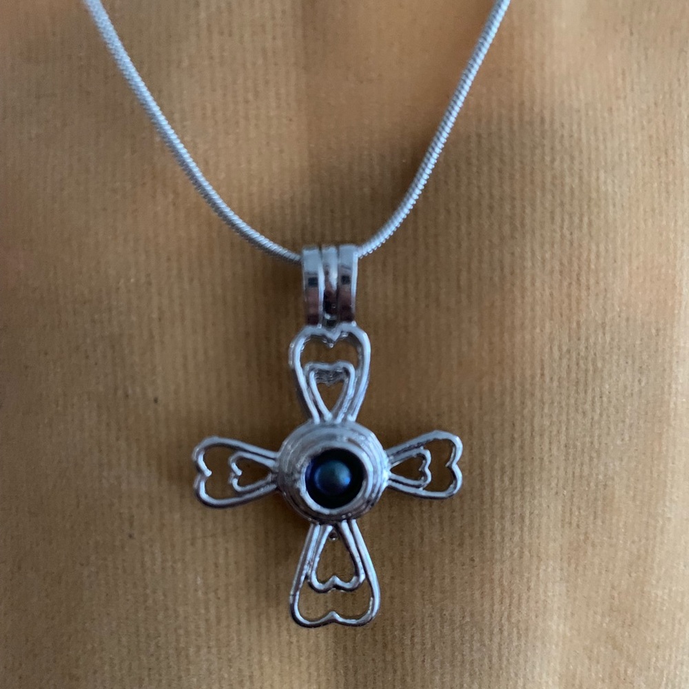 Cross pearl pendant necklace